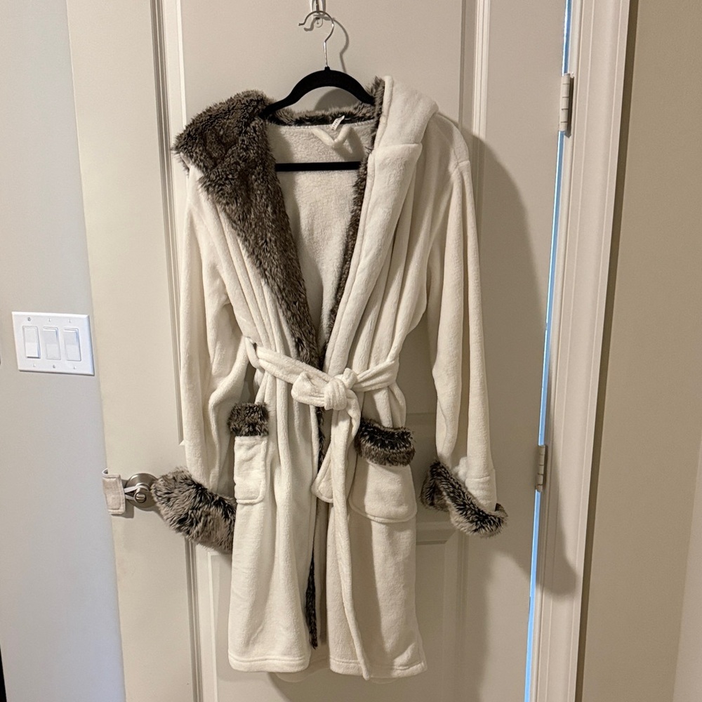 Pottery Barn Cream and Brown Women's Robe